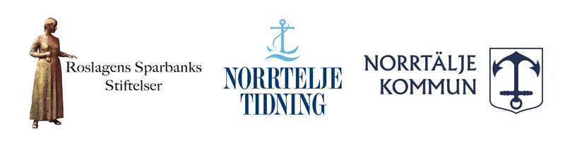 Bilden visar tre loggor, Roslagens sparbankssitftelse där loggan är en kvinna i brons, Norrtelje tidnings logga med ett ankare och Norrtälje kommuns logotype.