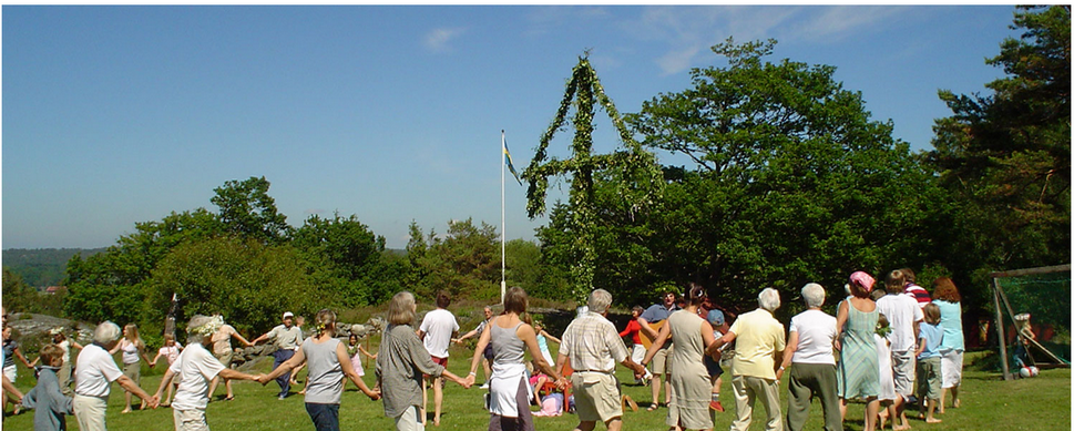 Dans kring midsommarstången vid Ekvallen på Vätö.