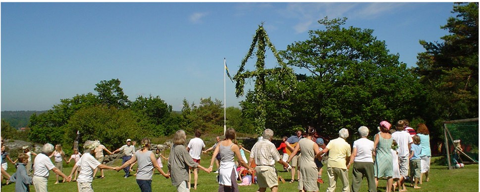 Dans kring midsommarstången vid Ekvallen på Vätö.