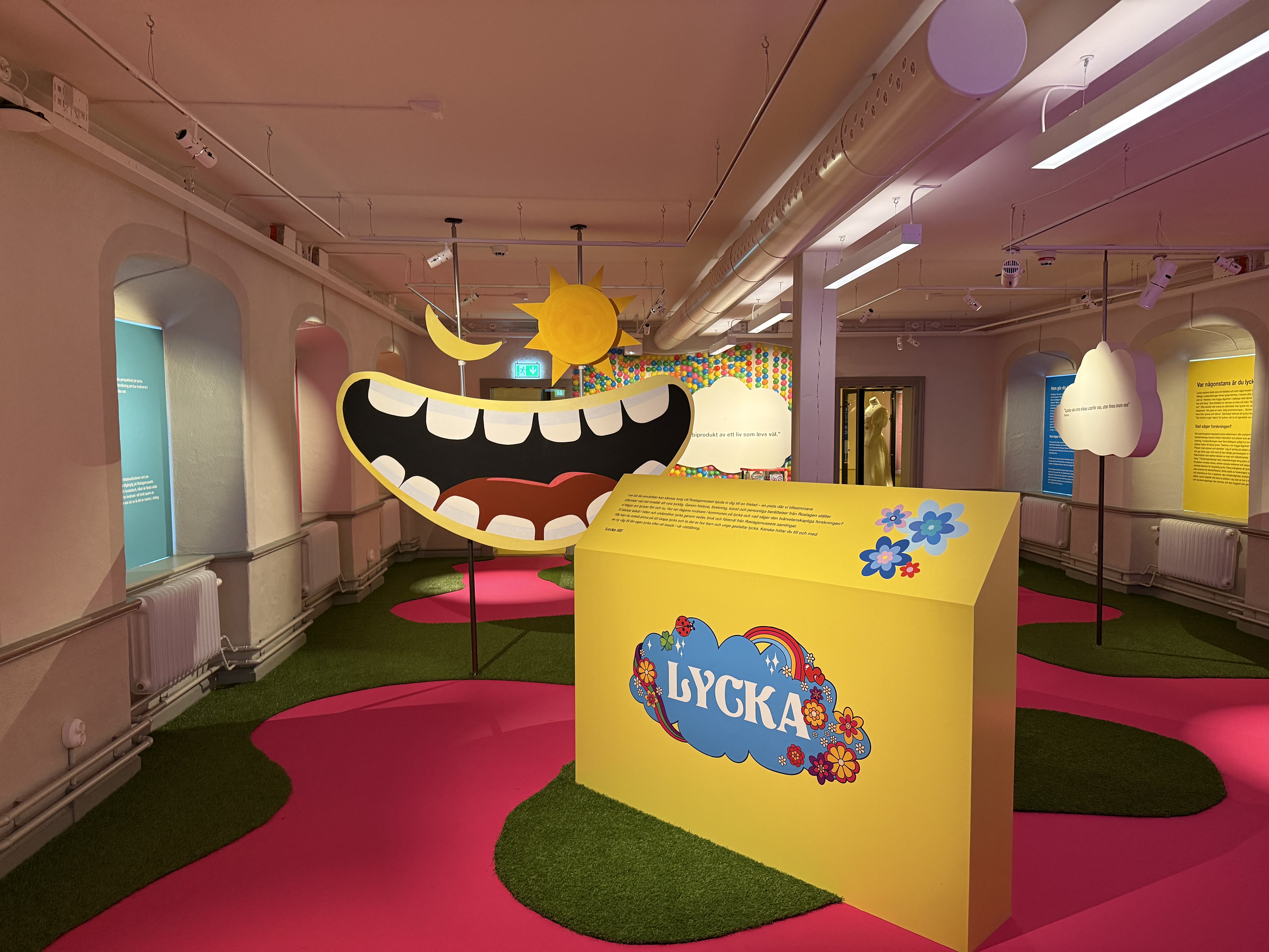 Interiör från utställningen LYCKA på Roslagsmuseet. 