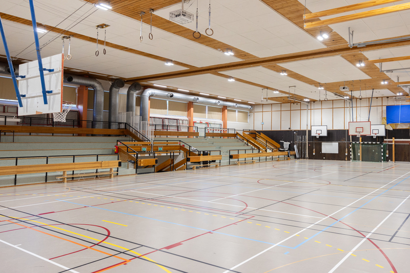 Sporthall med läktare och basketmål