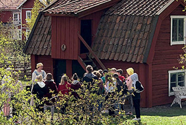 Visning för skolklass på Norrtälje museer.