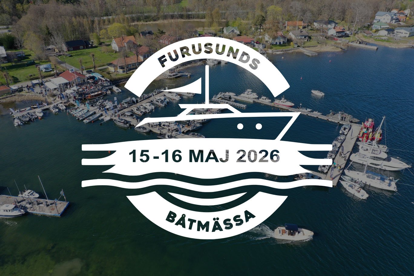Flygbild över Furusunds hamn fylld med båtar under Furusunds Båtmässa i Roslagens skärgård.