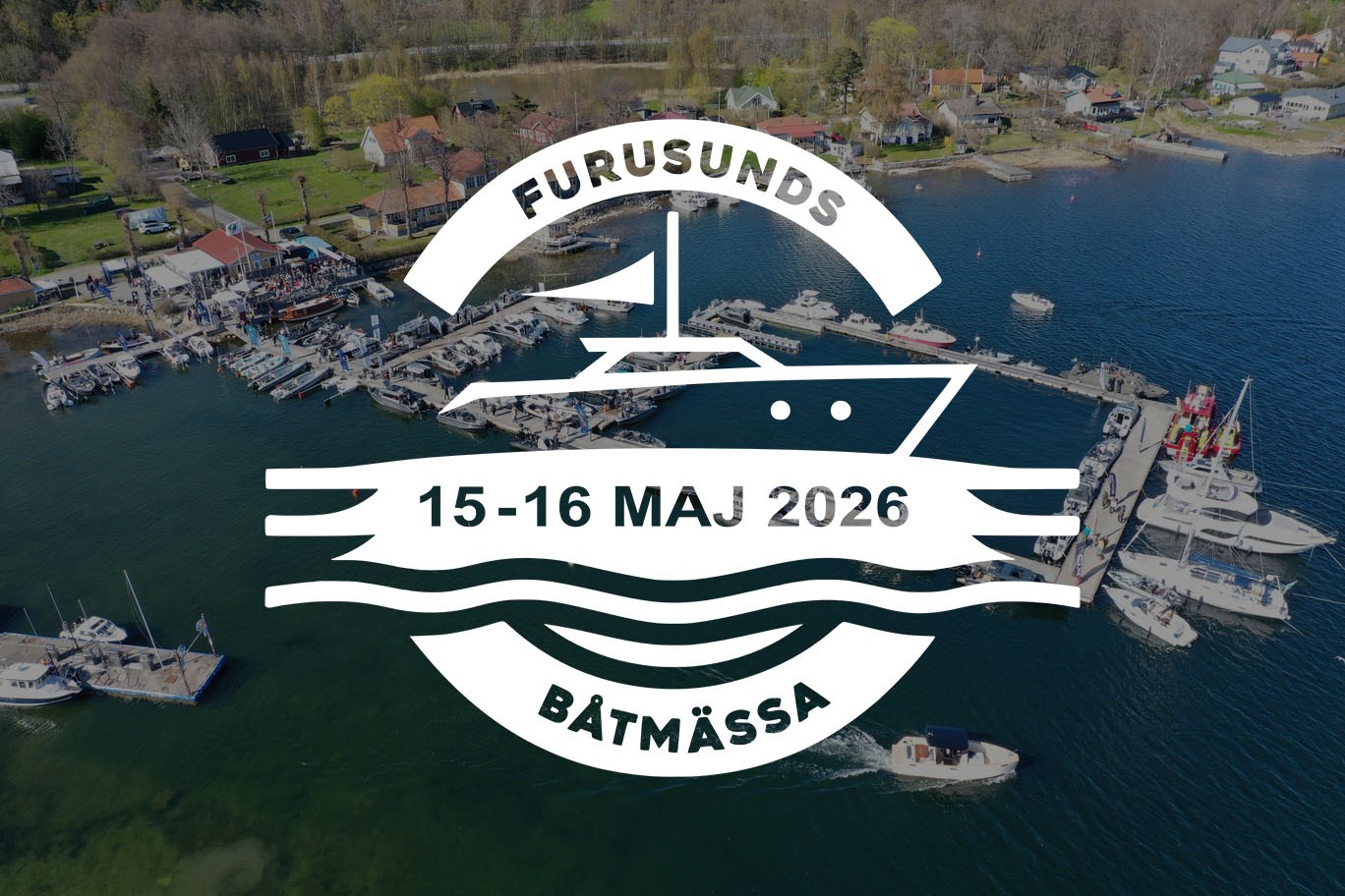 Flygbild över Furusunds hamn fylld med båtar under Furusunds Båtmässa i Roslagens skärgård.