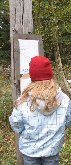 Flicka som svarar på en fråga.