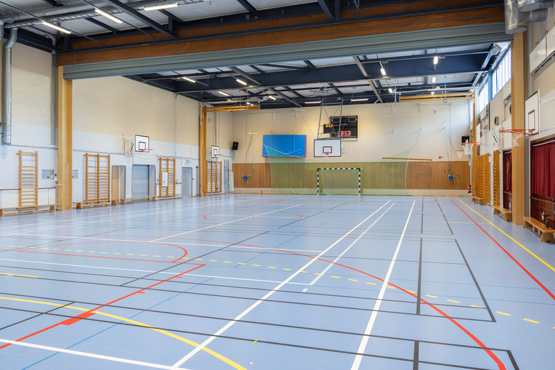 sporthall med fotbollsmål och basketkorg