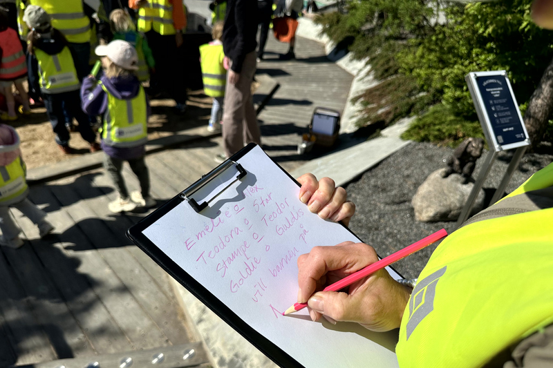 En förskolepedagog skriver upp namnförslag