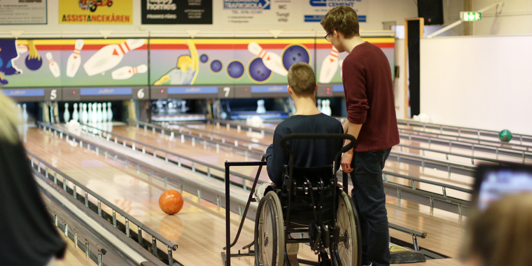 Person i rullstol som bowlar.