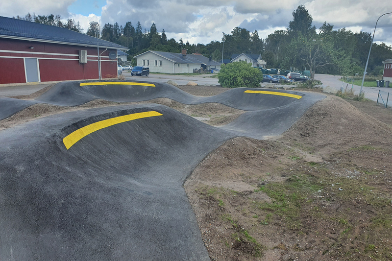 Edsbro aktivitetsparks nya pumptrackbana. Bilderna är från augusti 2022 innan parken är helt klar.