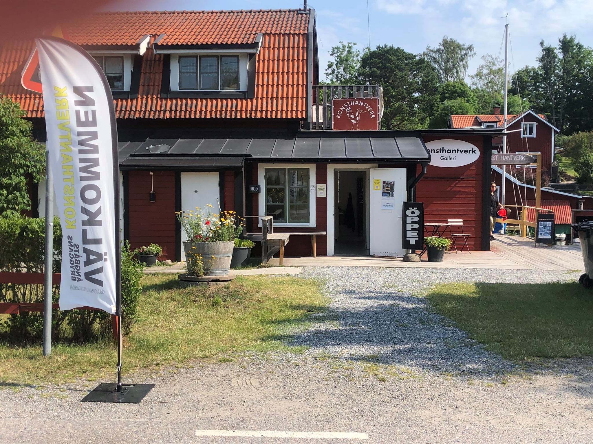 Ingången till Ångbåtsbryggans konsthantverk 