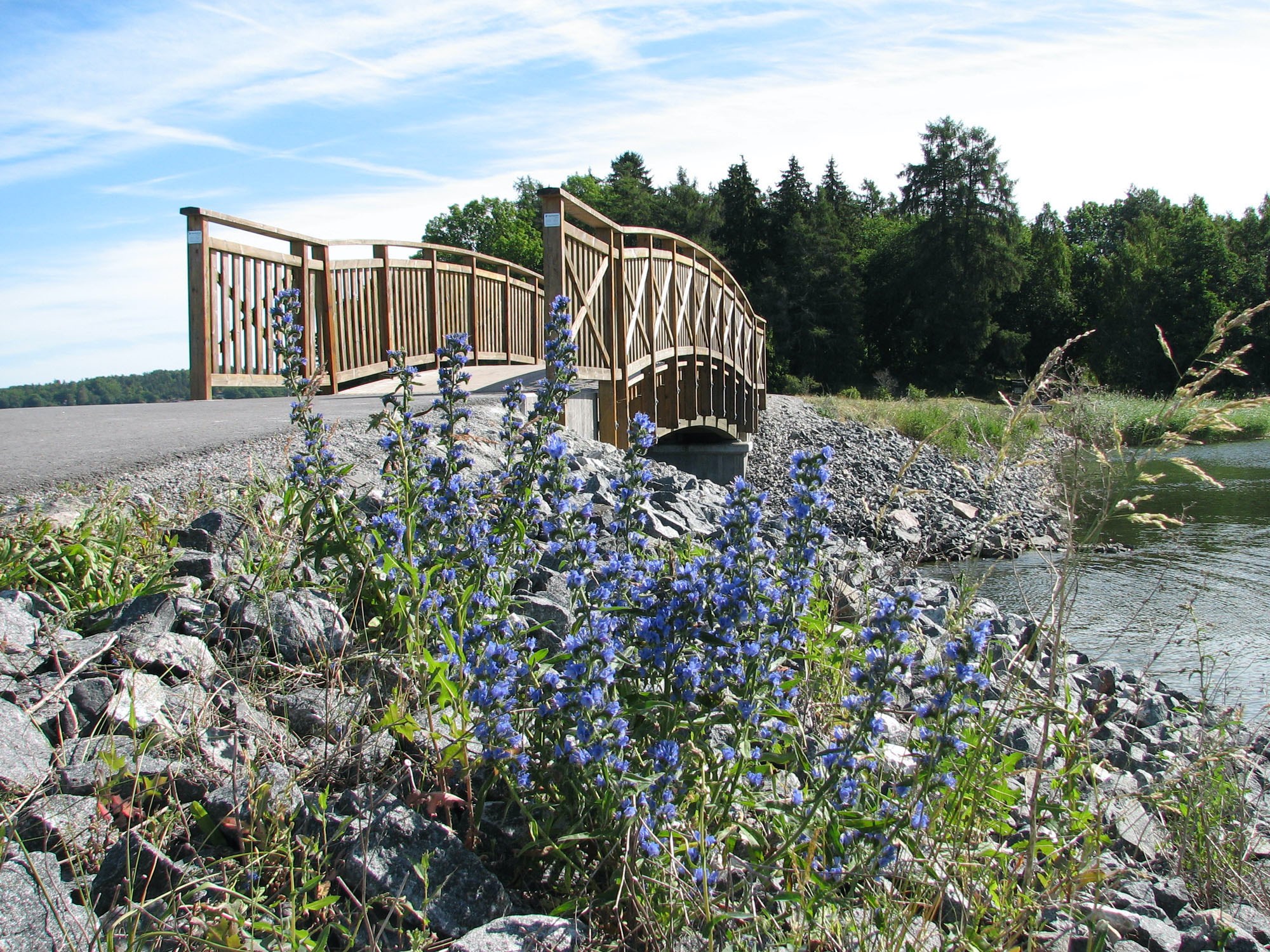 En smäcker bro leder idag från Kärleksudden till Borgmästarholmen. Foto A Djerf.