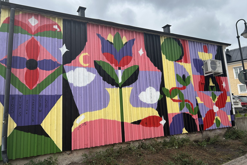 Spraymålad vägg i massa färger och blomstermotiv