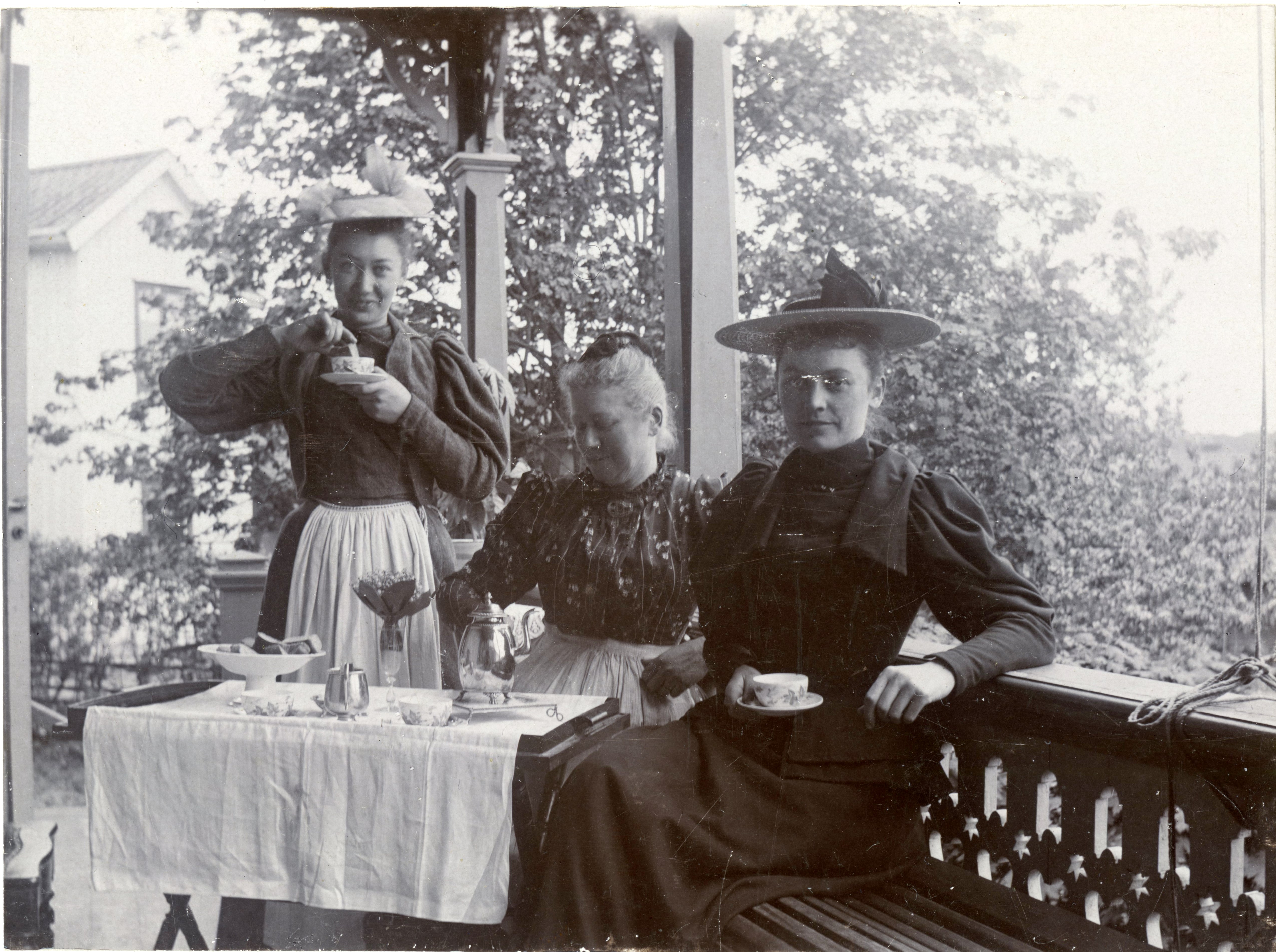 En bild på kvinnor förr i tiden i Norrtälje