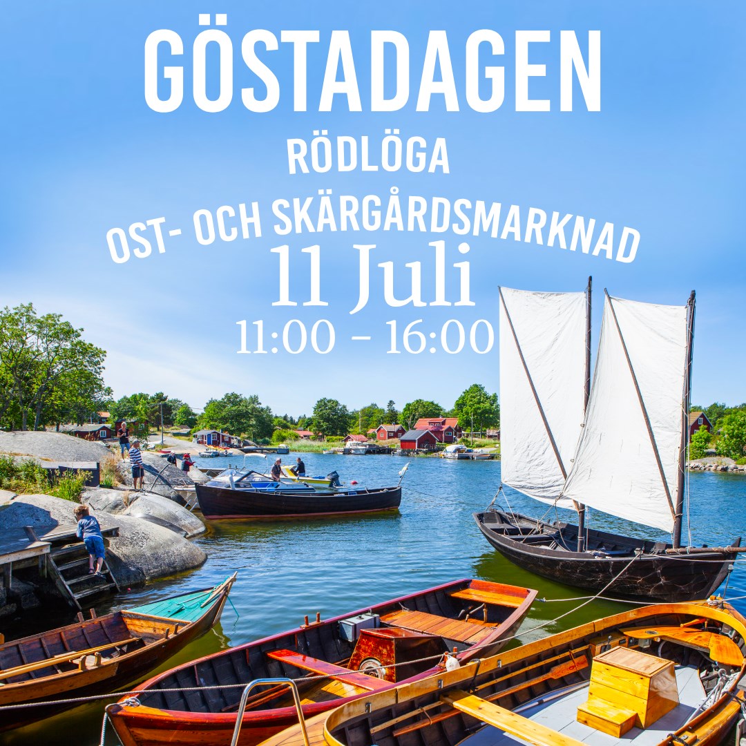 En vik ute i skärgården fylld med träbåtar och några röda stugor i bakgrunden