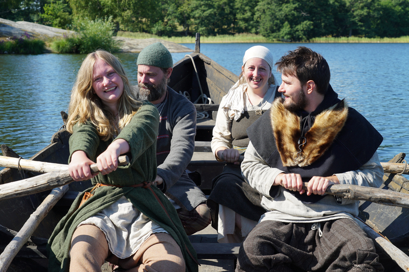 4 personer sitter i en b&aring;t