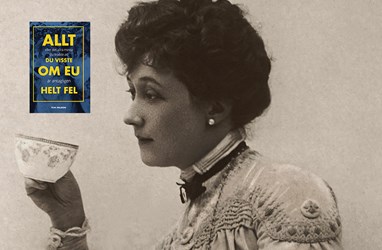 Kvinna som dricker ur tekopp och ett bokomslag i bakgrunden
