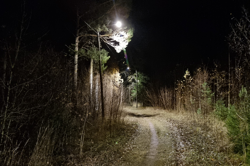 Starkt upplyst elljussp&aring;r.