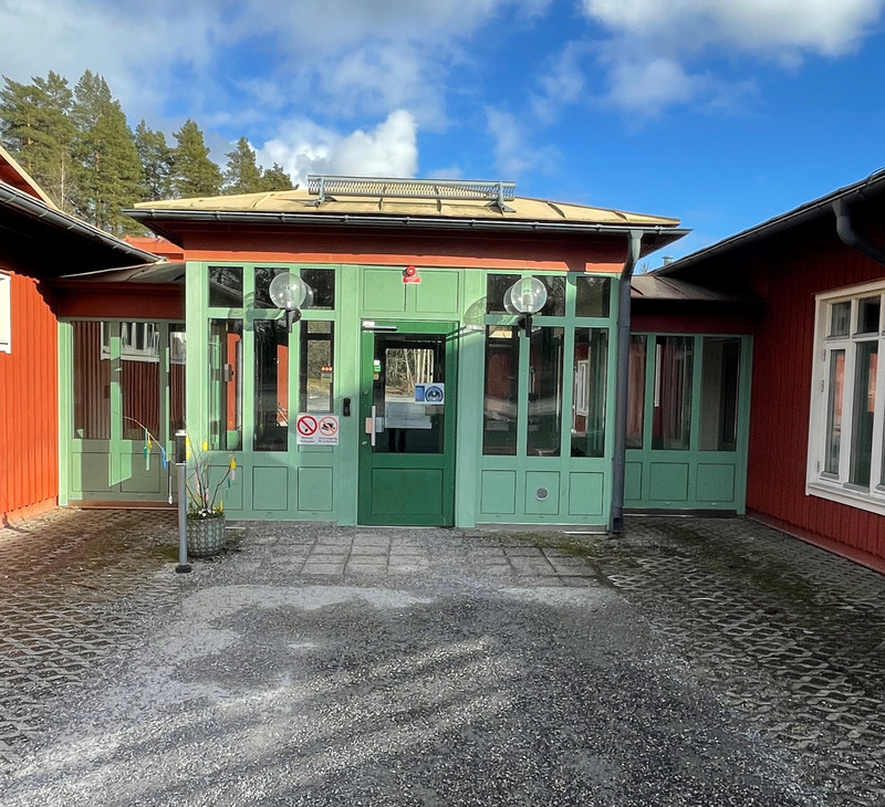 Svanberga skolas entré