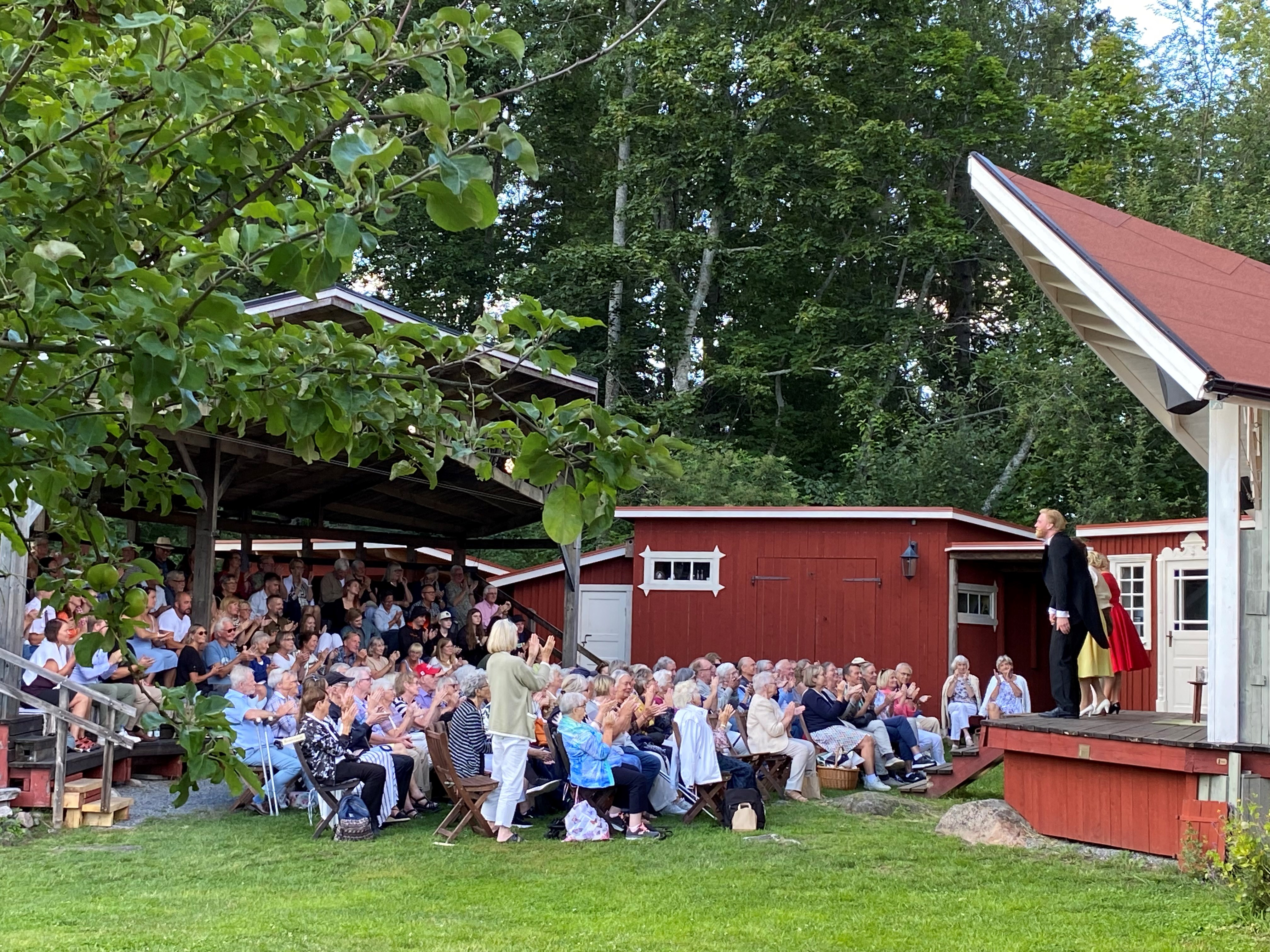 Roslagsteatern - en teaterträdgård i fantasisk miljö!