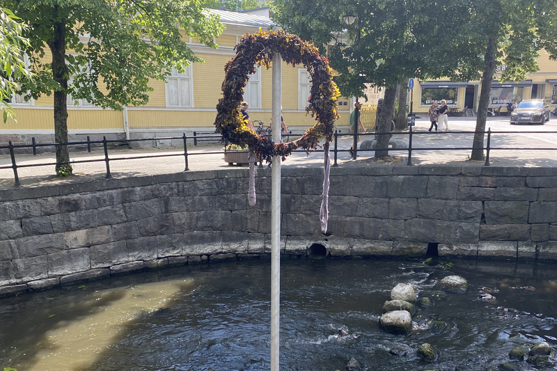 En krans placerad på en stolpe står vid Norrtäljeån.