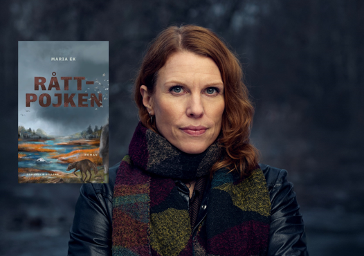 Maria Ek på mörk bakgrund. Bokens omslagsbild i vänstra hörnet.
