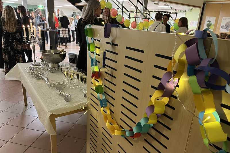 girlanger bubbel och ballonger och minglande personer