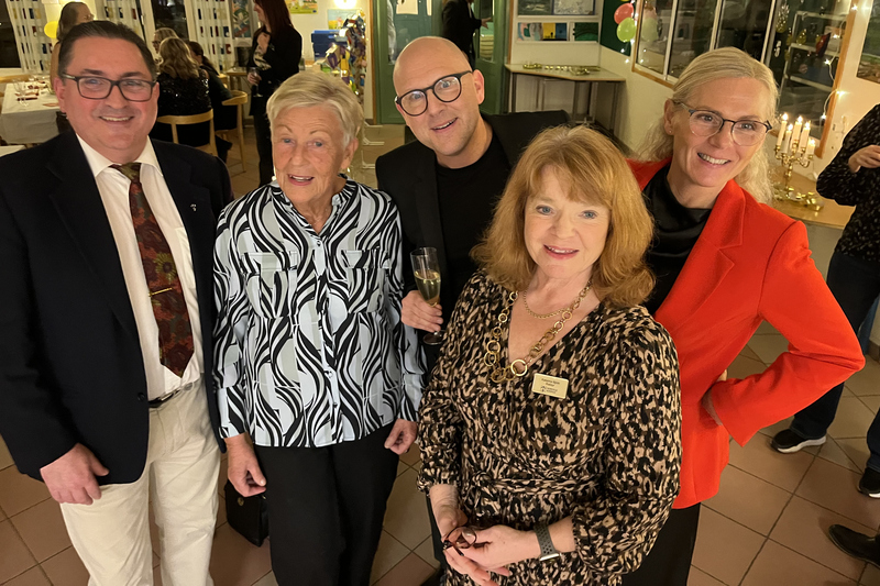 en grupp glada människor i festkläder