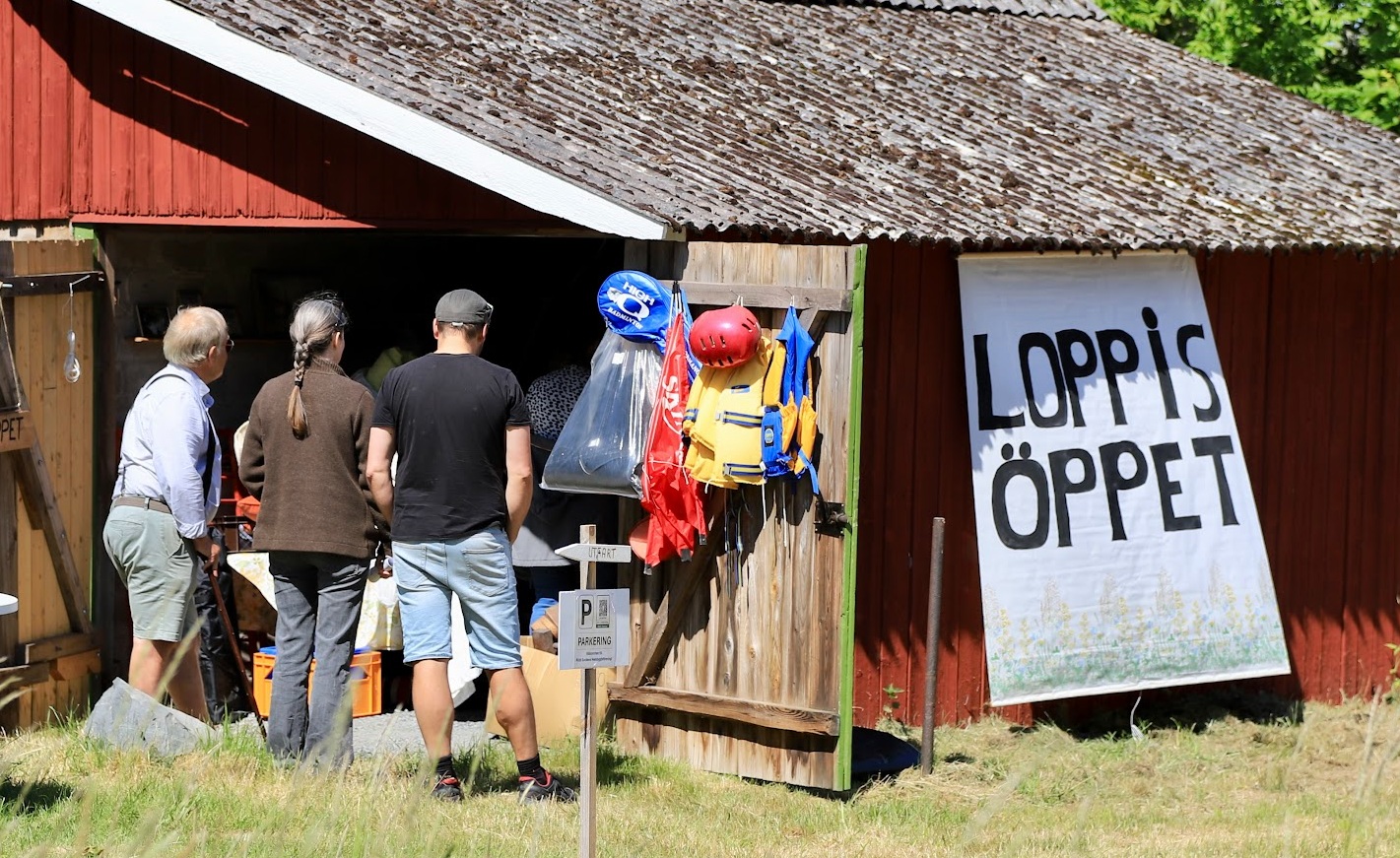 Bild på loppisens lada med öppen dörr