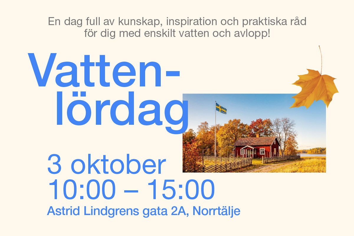 Rubriken Vattenlördag med datumet den 3 oktober klockan 10-15 på Astrid Lindgrens Gata 2A ligger ovanpå en bild av ett hus med röda knutar omgivet av träd i höstfärger. En svensk flagga fladdar i vinden.