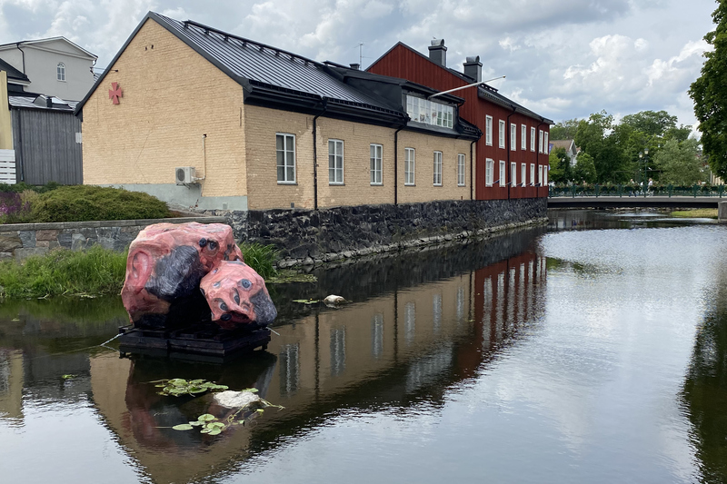 Konstverk placerat i Norrtäljeån
