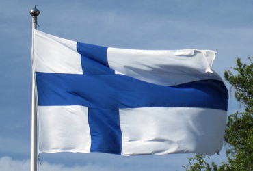 Finsk flagga vajar i vinden.