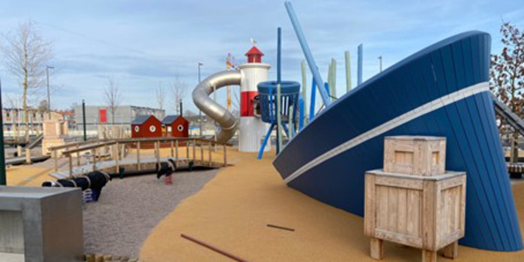 Bilden visar lekparken i Norrtälje hamn som innehåller ett skepp som klätterställning, gungor och sandlådor.