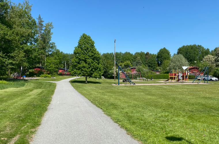 Bilden visar Katarinaparkens lekplats och lekutrustning.