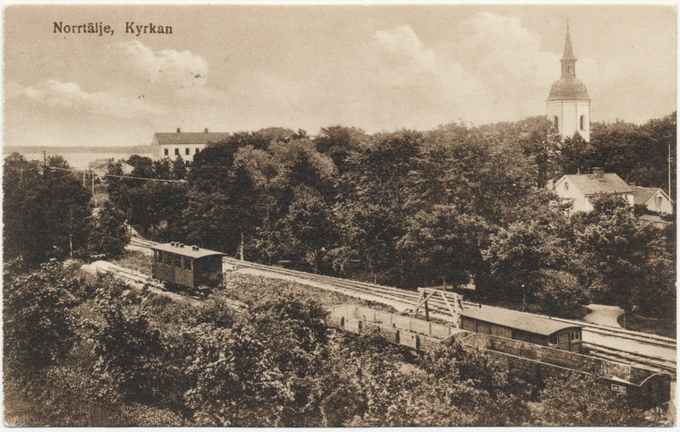 Vy över Norrtälje med kyrkan i bakgrunden och järnvägen i förgrunden, år 1931