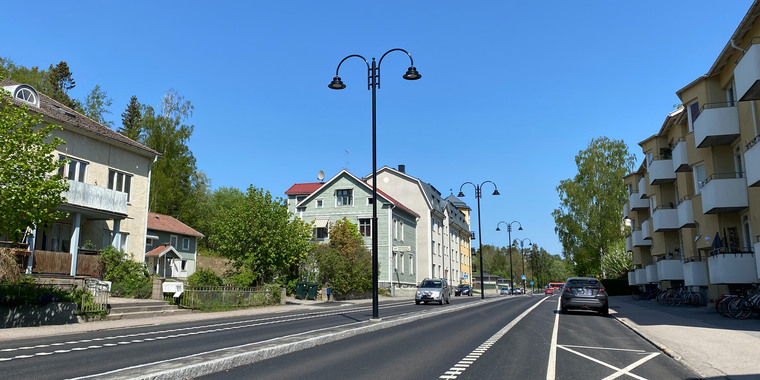 Bilden visar den nya beläggningen och nya belysningen på Roslagsgatan i Norrtälje.