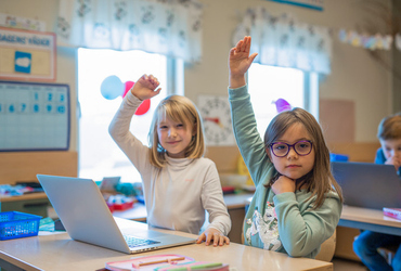 Elever med dator rÃ¤cker upp handen