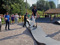 Bilden visar pumptrackbanan i Skarsjöparken som även innehåller discogolfbana, basketplan, linbana, gungor scen, utegym, balansbanor och hundrastgård.