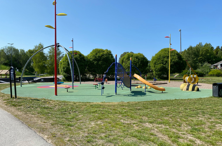 Bilden visar Skarjösparkens lekplats och lekutrustning.